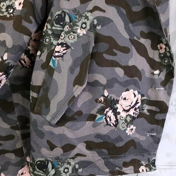 Montana Co Floral Camo Shacket Medium - Picture 6 of 10
